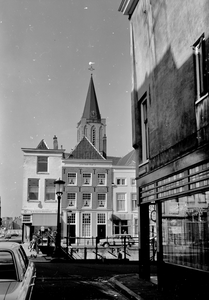 121858 Gezicht op de voorgevels van de panden Oudegracht 47 (links)- 45 te Utrecht met op de achtergrond de toren van ...